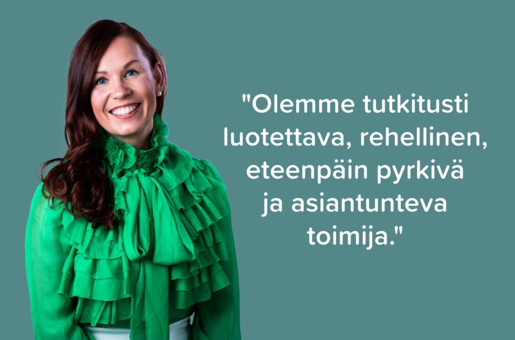 Kuvassa on Medikumppanin hymyilevä toimitusjohtaja Teija Koskinen vihreässä paidassa. Kuvassa lukee valkoisella vihreällä pohjalla: Olemme tutkitusti luotettava, rehellinen, eteenpäin pyrkivä ja asiantunteva toimija.